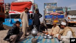 Para sopir truk Afghanistan menunggu dibukanya pintu perbatasan Pakistan-Afghanistan di Peshawar, Pakistan minggu lalu (14/3). 