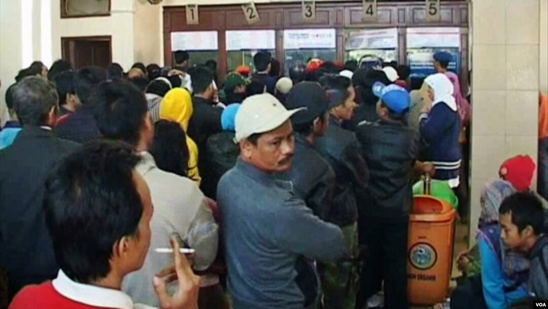 Ratusan calon pemudik antre membeli tiket kereta api untuk mudik, di Stasiun Kiaracondong Bandung (foto: R. Teja Wulan). 