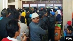 Ratusan calon pemudik antre membeli tiket kereta api untuk mudik, di Stasiun Kiaracondong Bandung (foto: R. Teja Wulan). 