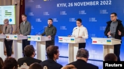 Премьер-министры Литвы, Бельгии, Польши, президенты Украины и Венгрии на совместной пресс-конференции после международного саммита в Киеве. 26 ноября 2022г. 