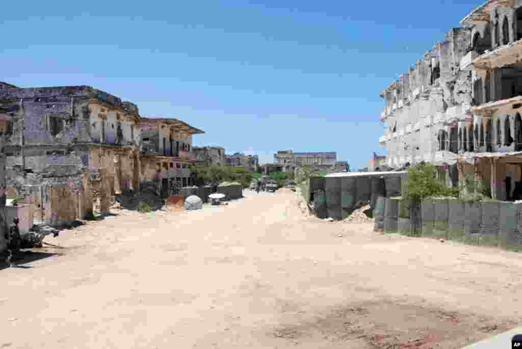 Many of Somalia's finest examples of classic Italian architecture were destroyed during the war. (P. Heinlein/VOA)