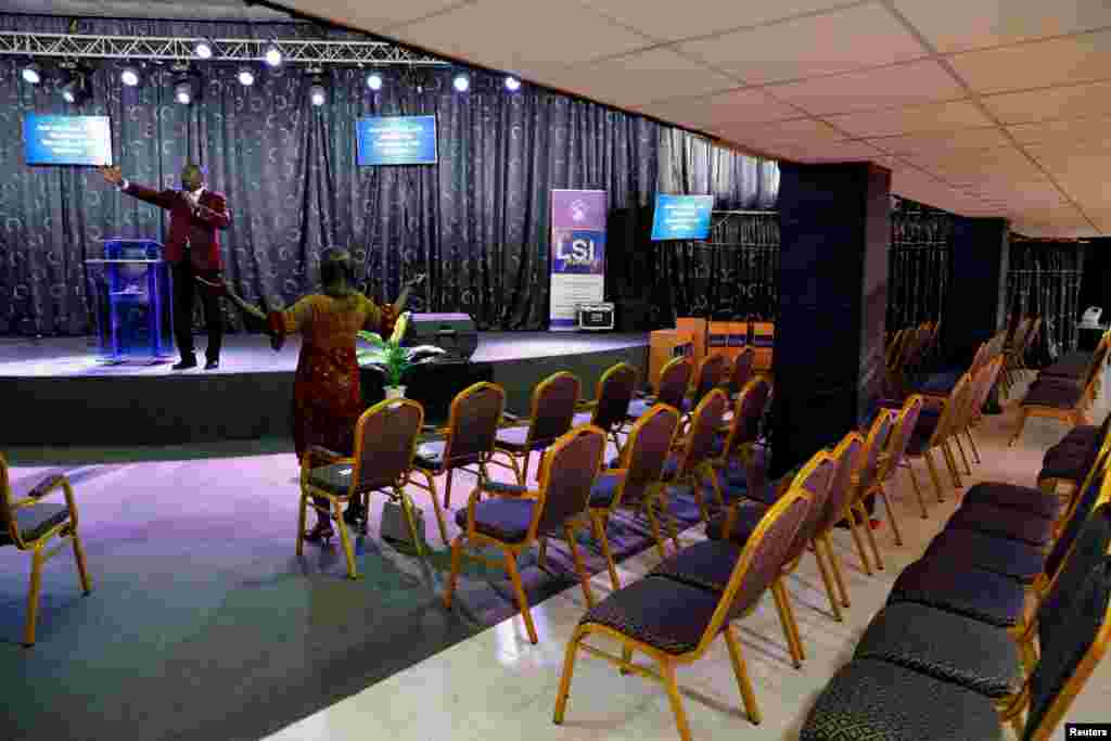 افریقی ملک گھانا کے گرجا گھر بھی ویران رہے۔ کچھ چرچز میں ایک دو عبادت گزار آئے جب کہ اس موقع پر ہونے والی دعائیہ تقریب کو لائیو اسٹریمنگ کے ذریعے ملک بھر میں ٹیلی کاسٹ کیا گیا۔