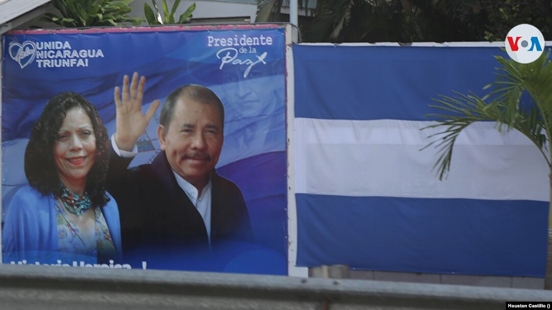 Una valla propagandista en Managua muestra al presidente Daniel Ortega y su esposa Rosario Murillo. Foto Houston Castillo, VOA.
