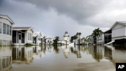 Sebuah perumahan yang dikepung banjir setelah Badai Irma melanda di Everglades City, Florida, 11 September 2017. 