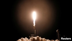 2021년 4월 23일 플로리다주 케네디 우주센터에서 팰컨 9 로켓이 발사되고 있다.