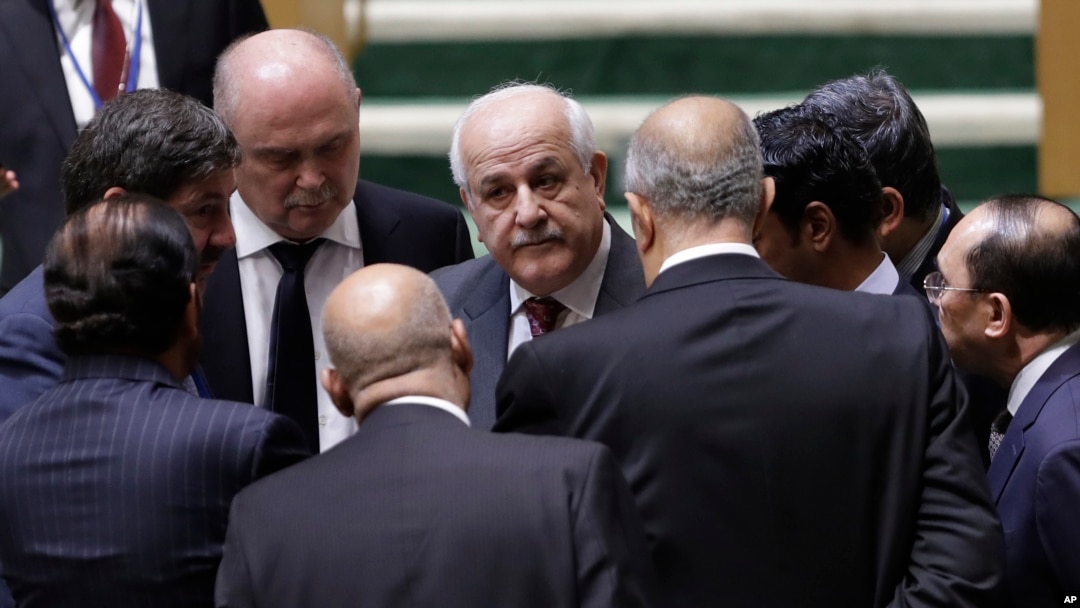 Duta Besar Palestina untuk PBB, Riyad Mansour (tengah), berbicara dengan para anggota Majelis Umum PBB sebelum pemungutan suara bagi resolusi yang menolak pengakuan Yerusalem sebagai ibu kota Israel di markas PBB di New York, Kamis (21/12). 
