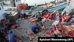 ထိုင်းနိုင်ငံတွင်းက ငါးဖမ်းလုပ်ငန်းခွင်။