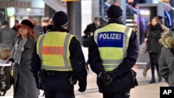 Polisi Jerman melakukan patroli di sebuah stasiun kerata di Cologne (foto: ilustrasi). Polisi Jerman mengungkap identitas 2 agen Israel di Jerman.