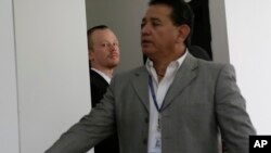 Programmer Swedia, Ola Bini, saat hadir di pengadilan Quito, Ekuador, bulan Mei 2019 (foto: dok).