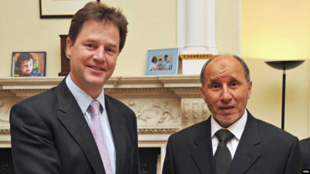 Wakil PM Inggris Nick Clegg (kiri) bersama Mustafa Abdel Jalil, salah seorang Ketua kelompok oposisi Libya TNC di London (12/5).