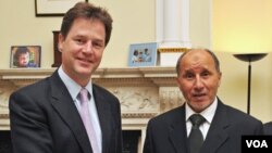 Wakil PM Inggris Nick Clegg (kiri) bersama Mustafa Abdel Jalil, salah seorang Ketua kelompok oposisi Libya TNC di London (12/5).