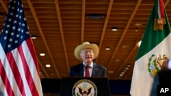 ARCHIVO - El embajador de Estados Unidos en México, Ken Salazar, habla durante una conferencia de prensa en la nueva embajada aún en construcción, en la Ciudad de México, el 29 de octubre de 2024. 