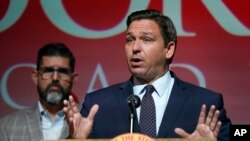 Gubernur Florida Ron DeSantis berbicara dalam sebuah acara di sekolah Doral Academy Preparatory di Doral, Florida, pada 14 September 2021. (Foto: AP/Wilfredo Lee)