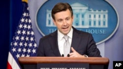 Juru bicara Gedung Putih Josh Earnest memberikan penjelasan kepada media di Gedung Putih (foto: dok).