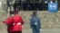 Le nouveau président du Malawi Lazarus Chakwera reçoit l'épée de commandement