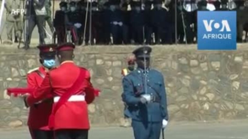 Le nouveau président du Malawi Lazarus Chakwera reçoit l'épée de commandement