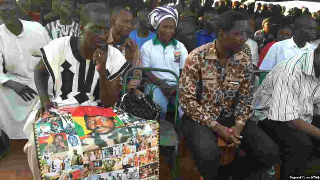 Des posters à l’effigie de Thomas Sankara sont vendus comme de petits pains sur la place des martyrs dans le quartier Tampouy dans le nord-ouest de Ouagadougou où plusieurs milliers de personnes se sont réunies pour commémorer le 28eme anniversaire de l’assassinat de Thomas Sankara, le père de la révolution burkinabè mort le 15 octobre 2015. (VOA/Bagass Kourai)
