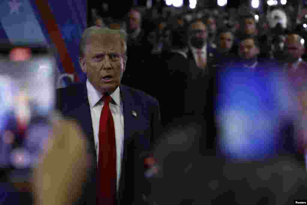 Mokonzi ya kala Donald Trump azali kosolola na bapanzi nsango nsima na bondongwani na bango na etando eke na&nbsp;National Constitution Center, Philadelphie, Pennsylvanie, 10 sanza ya libwa 2024.&nbsp;REUTERS/Evelyn Hockstein