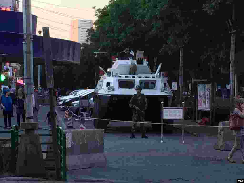 Armed police and armored cars in the streets of Urumqi, China, May 25, 2014. (Fred Wong/VOA)