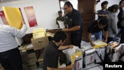 Petugas pemilu Meksiko menghitung ulang surat suara yang masuk di Mexico's Federal Electoral Institute (IFE), Kota Meksiko (4/7). Penghitungan ulang ini mengukuhkan kemenangan Enrique Pena Nieto sebagai presiden Meksiko.