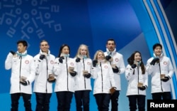 美国队荣获平昌冬奥会团体花样滑冰比赛铜牌（2018年2月12日）