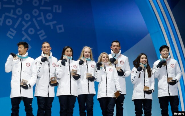 美国队荣获平昌冬奥会团体花样滑冰比赛铜牌（2018年2月12日）