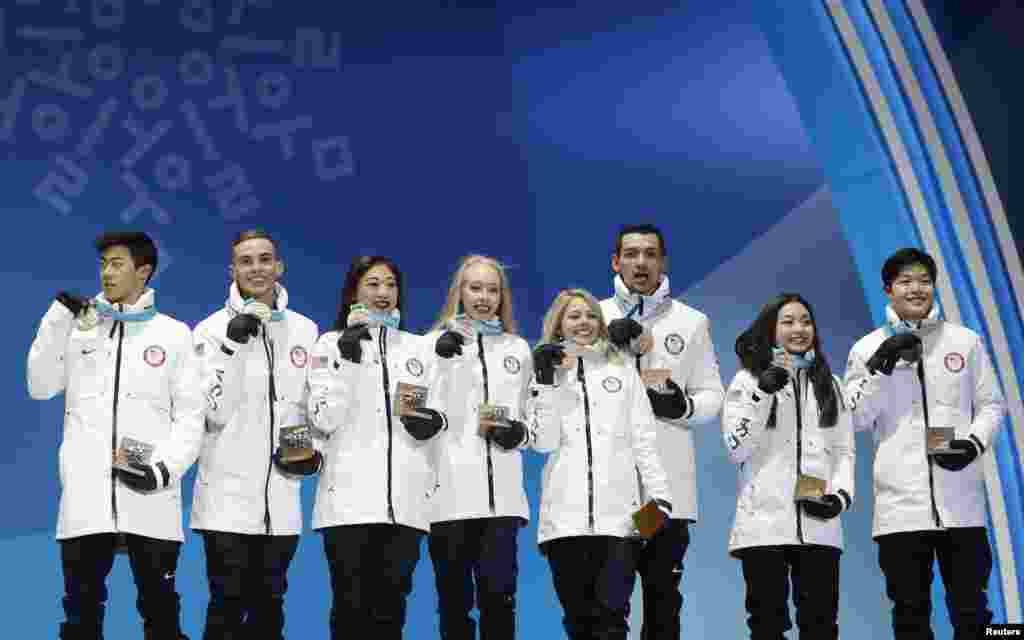 美国队荣获平昌冬奥会团体花样滑冰比赛铜牌（2018年2月12日）