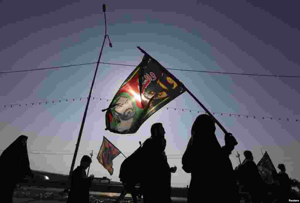 Iraqi Shi'ite Muslim pilgrims walk to the holy city of Karbala to mark Arbaeen in Baghdad's Doura district, Iraq, December 31, 2012. 
