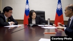 Taiwan President Tsai Ing-wen (center) along with her National Security Adviser Joseph Wu (left) and Minister of Foreign Affairs David Lee speak by phone with U.S. President-elect Donald Trump, Dec. 2, 2016. (Office of the President, Taiwan)