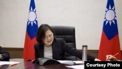 Taiwan President Tsai Ingwen (center) along with her National Security Adviser Joseph Wu (left) and Minister of Foreign Affairs David Lee speak by phone with U.S. President-elect Donald Trump, Dec. 2, 2016. (Courtesy photo: Office of the President, Taiwan