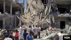 En la foto tomada durante una gira organizada por el gobierno se pueden ver los daños causados por los bombardeos de la OTAN en un área residencial en Trípoli.