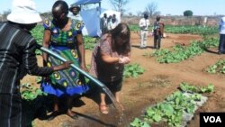 UNkosazana Kersti Palmberg loSikhwicamfundo Mlilo banatha amanzi apontshwa ngamandla awelanga - awe solar.