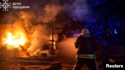 تلاش نیروهای امدادی برای مهار آتش پس از حمله شب گذشته روسیه به اودسا