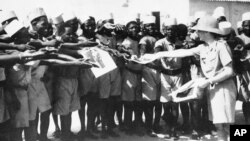 Les tirailleurs sénégalais avec le maréchal Pétain, le chef d'État français, à Dakar le 15 mai 1942. 