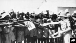 Les tirailleurs sénégalais avec le maréchal Petain, le chef d'État français, à Dakar le 15 mai 1942. 