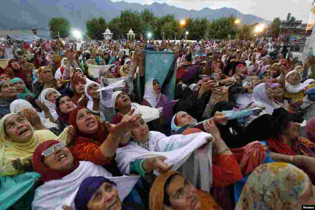 Phụ nữ Hồi giáo ở Kashmir cầu nguyện sau lễ "Meeraj-un-Nabi" tại đền thờ Hazratbal Srinagar. 