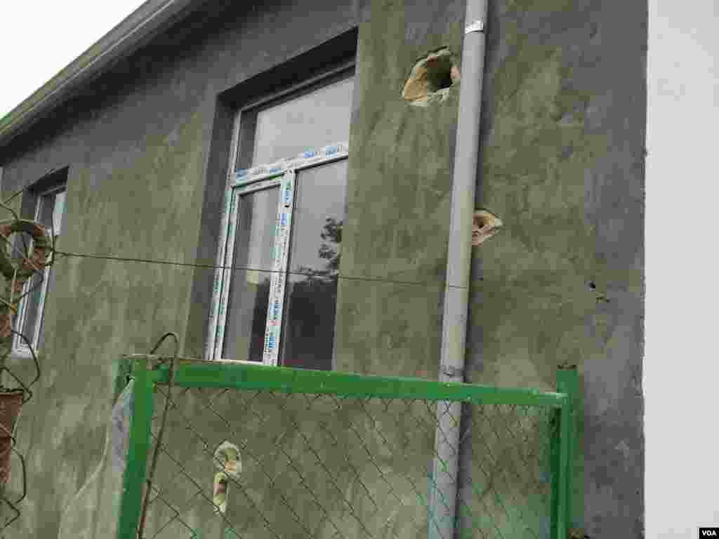 Artileriya atəşi ilə dağıdılmış ev