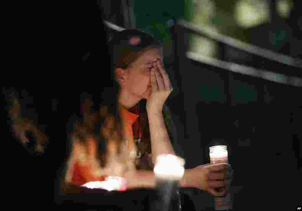 Sherie Gramlich reacciona durante una vigilia en honor de las víctimas de un tiroteo masivo que ocurrió más temprano en el día en un complejo comercial el sábado 3 de agosto de 2019 en El Paso, Texas. (Foto AP / John Locher)