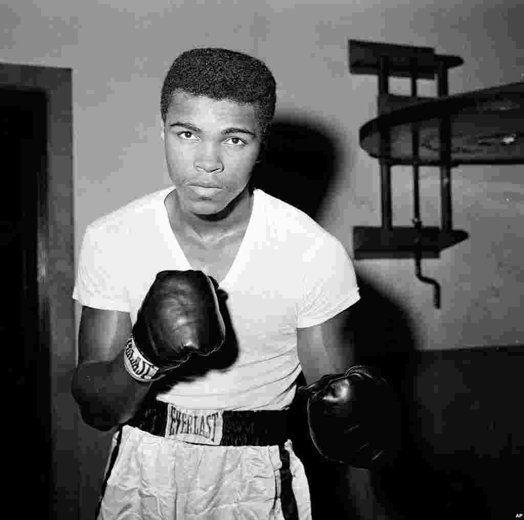 El joven boxeador de peso pesado, Cassius Clay, entrenando en un Gimnasio en Nueva York el 8 de febrero de 1962.