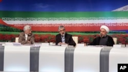 Para kandidat presiden, dari kiri, Saeed Jalili, negosiator utama Iran untuk urusan nuklir, Gholam Ali Haddad Adel, anggota parlemen, dan Hasan Rowhani, mantan negosiator utama nuklir dalam sebuah debat TV, Tehran (17/6).