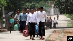 Các tù nhân chính trị được trả tự do hôm thứ Sáu 17/5/13, ở Yangon, Miến Điện