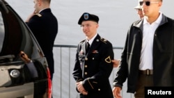 Tentara Amerika Bradley Manning (tengah) dalam pengawalan ketat saat meninggalkan pengadilan di Fort Meade, Maryland (Foto: dok). Manning mengaku bersalah telah membocorkan rahasia pemerintah ke WikiLeaks, Kamis (28/2).