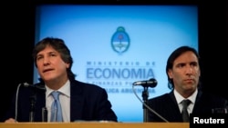 El vice presidente de Argentina, Amado Boudou (izq.), junto al ministro de Economía Hernan Lorenzino plantearon un proyecto para reducir la inflación del país, pero no ha logrado el resultado esperado, hasta el momento.