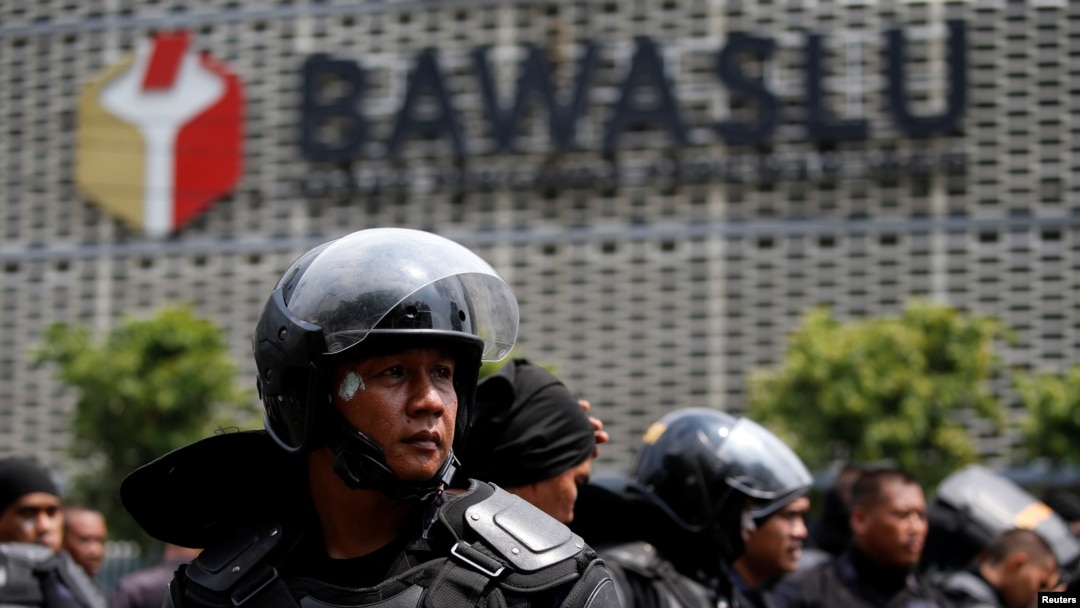 Anggota Brimob berjaga di luar markas Badan Pengawas Pemilu (Bawaslu) di Jakarta, 22 Mei 2019. (Foto: ilustrasi/REUTERS/Willy Kurniawan)