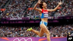 지난 2012년 런던 하계 올림픽 여자 800미터 달리기 결승에서 우승한 러시아의 마리야 사비노바 선수가 환호하고 있다. (자료사진)
