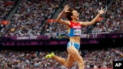 L'athlète russe Mariya Savinova finit remporte la médaille d'or, à Londres, le 21 juillet 2016.