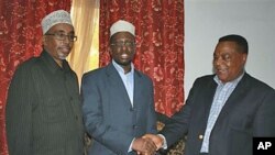 Rais wa Somalia Sheikh Sharif Sheikh Ahmed (kati) akipeana mkono na mwakilishi maalumu wa Umoja wa Mataifa kwa Somalia, Augustine P.Mahiga