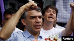 Peruvian presidential candidate Julio Guzman greets supporters during a rally at a market in the San Juan de Lurigancho district of Lima, Jan. 20, 2016.