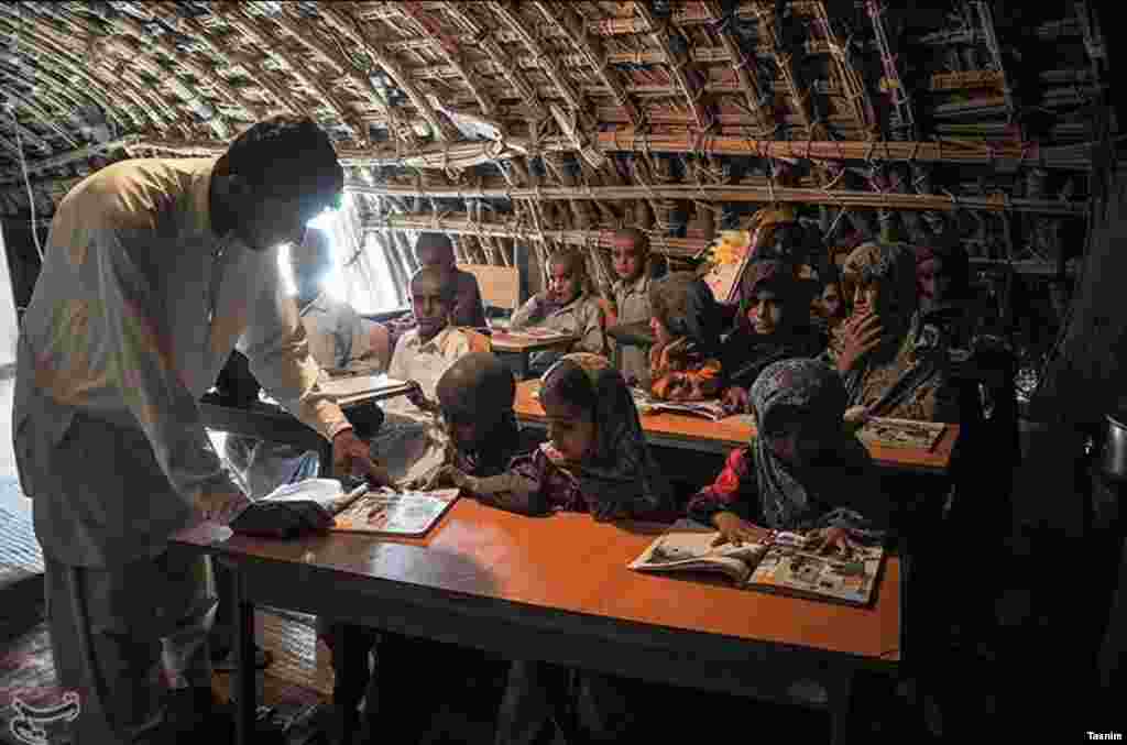 در سال ۱۳۹۵، هنوز مدرسه های کپری وجود دارد. عکس از یک مدرسه کپری در روستای انور آباد در استان سیستان و بلوچستان. چهل دانش آموز در آن درس می خوانند. عکس: مهین محمد زاده