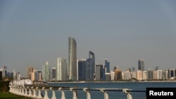 이란의 미사일 공격 이후 지역적 긴장이 고조된 가운데 아랍에미리트 아부다비의 스카이라인 (2026년 2월 28일) 